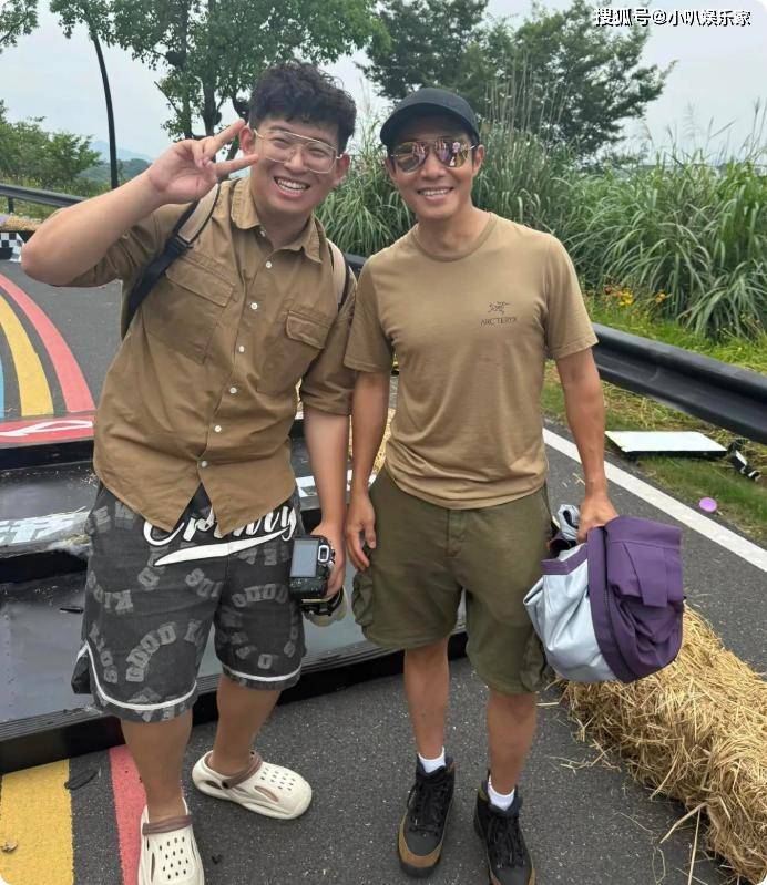 人过端午和游客玩水一点架子都没有AG真人这才是真偶像！撒贝宁带家(图2)