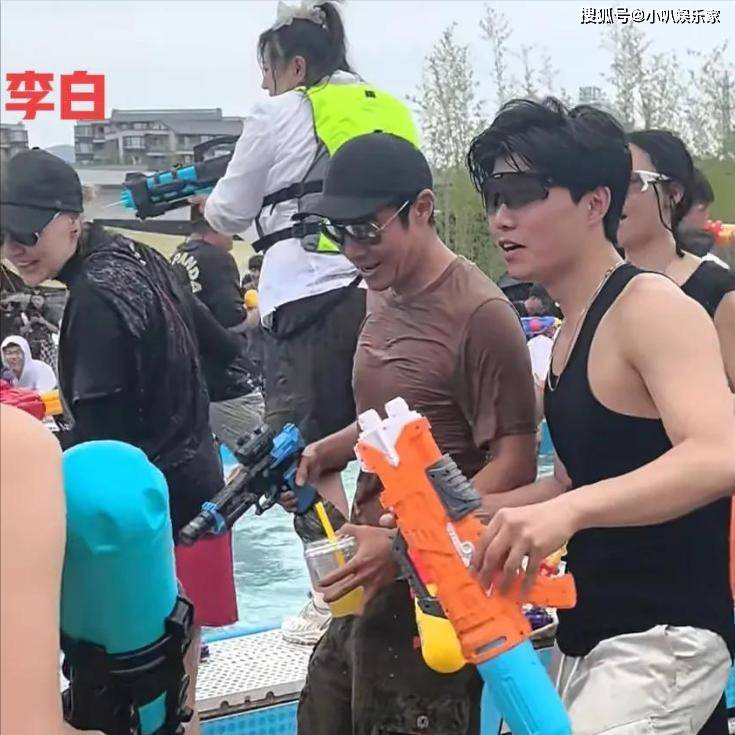人过端午和游客玩水一点架子都没有AG真人这才是真偶像！撒贝宁带家(图3)