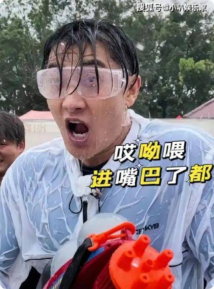 人过端午和游客玩水一点架子都没有AG真人这才是真偶像！撒贝宁带家(图9)