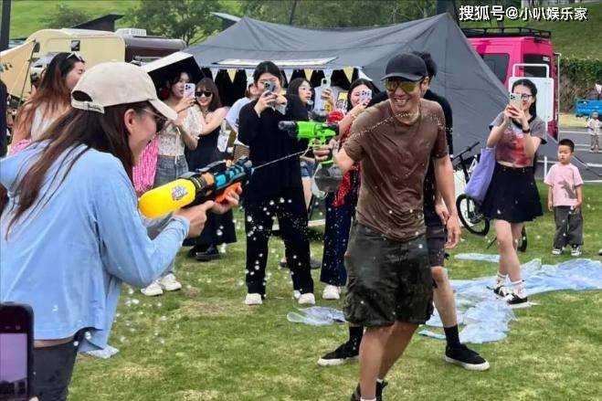 人过端午和游客玩水一点架子都没有AG真人这才是真偶像！撒贝宁带家(图11)